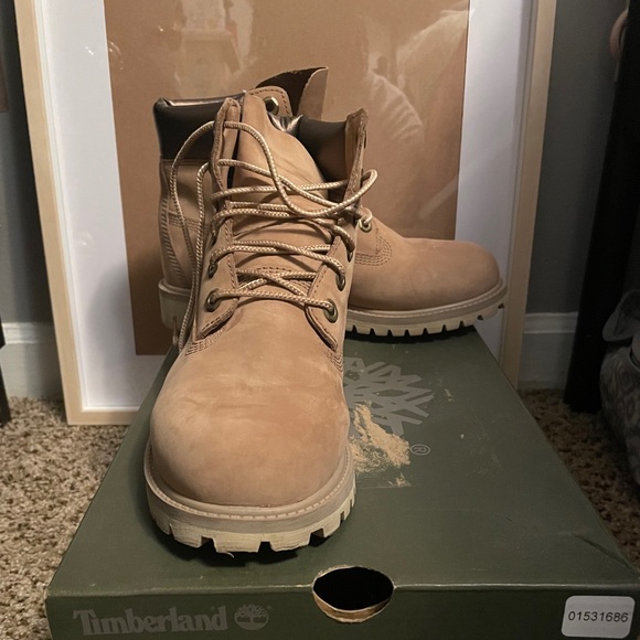 Timberlands in kids size 5 - Picture 2 of 3